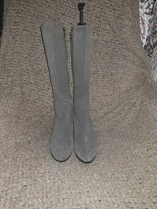 LA CANADIENNE-MAZY-Taupe/Gray Suede-Tall Boots-Side Zip-Studs-Sz 10-Excellent - Picture 3 of 8